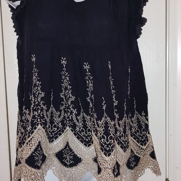 Andree by Unit navy and tan crochet embellished top Sz L - Picture 2 of 6
